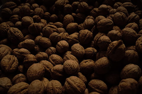 Nussbaum, Nüsse, Walnüsse, dunkel, braun, Ernte, schwer, Obstschale, Vollbild, große gruppe von gegenständen, Essen und Trinken, Hintergründe, Lebensmittel, Fülle, Frische, Stillleben, keine Leute, Wohlbefinden, gesundes Essen, Nahansicht, drinnen, Nuss, texturiert, Nuss - Essen, Obst, Haufen, 5K, CC0, gemeinfrei, lizenzfrei
