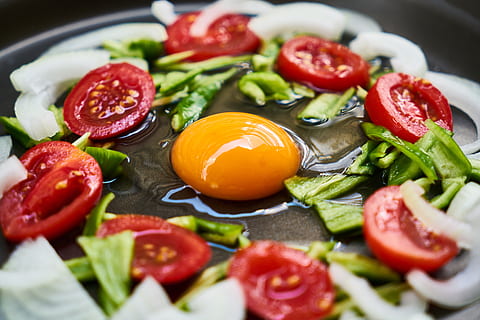 ou, vegetals, tomàquet, pebre, ceba, groc, vermell, cuina, cuinar, vegà, deliciós, crua, gourmet, natural, saludable, vitamina, proteïna, nutrició, dieta, orgànic, vegetarià, menjar, fresc, esmorzar, menjar i beguda, alimentació saludable, fruita, benestar, frescor, primer pla, a l'interior, natura morta, cap gent, enfocament selectiu, amanida, tall, llest per menjar, tomàquet cherry, aliments crus, preparació, menjar vegetarià, 5K, CC0, domini públic, lliure de regalies
