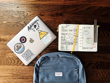piatto, posare, fotografia, blu, zaino, accanto, libro, macbook d'argento, il computer portatile, Borsa, taccuino, computer, tavolo, viaggio, spazio di lavoro, Tech, tecnologia, Mela, scrittura, grafico, bullet journal, produttività, etichetta, barone fig, macbook, studiando, Università, passaporto, moneta, attività commerciale, finanza, dollaro, successo, valuta cartacea, ricchezza, Stati Uniti d'America, aereo, concetti, biglietto, vacanze, tasca, sfondi, biglietto aereo, nessuno, 4K, CC0, dominio pubblico, privo di copyright