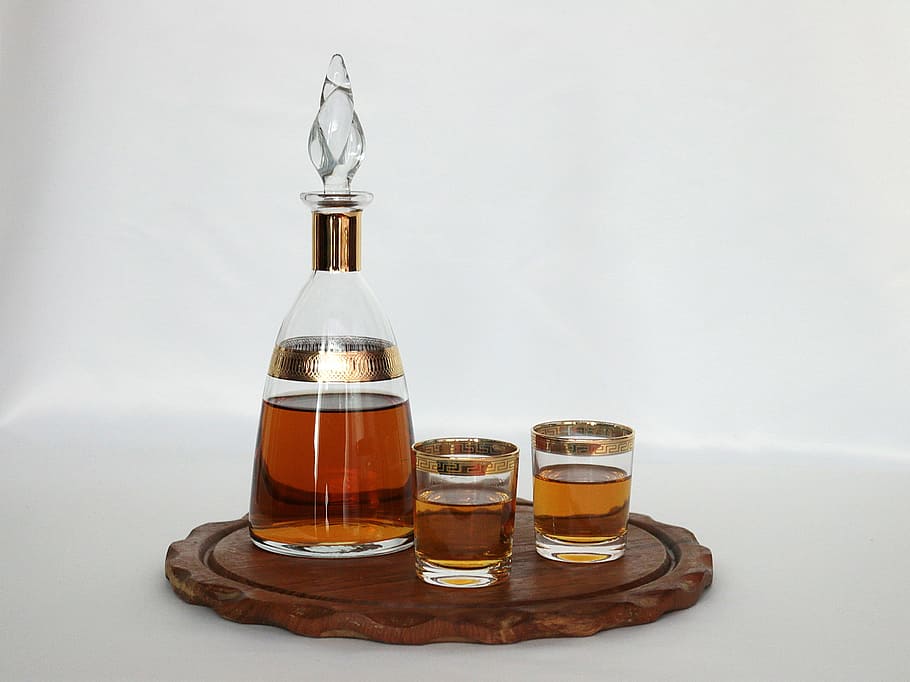 clar, decantador de vidre, al costat, dos, copes, ampolla, contenidor, taula, natura morta, a l'interior, vidre - material, cap gent, alcohol, menjar i beguda, refresc, beure, cervesa - alcohol, whisky, cervesa, fons blanc, transparent, material de fusta, tir de l'estudi, got de cervesa, vidre, 4K