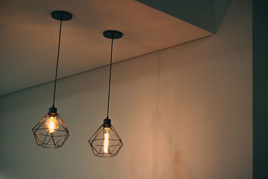 lys, elektrisk lys, string lyspære, streng lys, minimal, minimalisme, minimalistisk, belysningsudstyr, hængende, belyst, elektricitet, elektrisk lampe, lys pære, indendørs, lys - naturligt fænomen, vedhæng lys, murbygningsfunktion, ingen mennesker, glødende, arkitektur, gadebelysning, tæt på, skumring, bygget struktur, forbindelse, loft, elektrisk udstyr, 4K