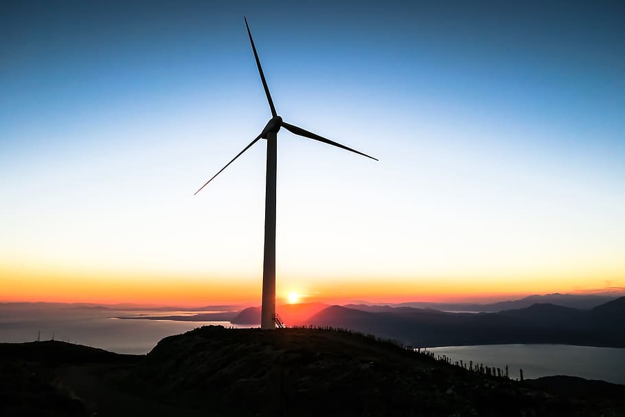 muntanya, cel, fosc, posta de sol, carretera, naturalesa, molí de vent, oceà, mar, llac, aigua, turbina, energia renovable, aerogenerador, energia alternativa, generació de combustible i energia, medi ambient, conservació del medi ambient, escenics - natura, energia eòlica, bellesa a la natura, silueta, color taronja, cap gent, paisatge, tranquil·litat, escena tranquil·la, a l'aire lliure, recursos sostenibles, poder a la natura, cel romàntic, 5K