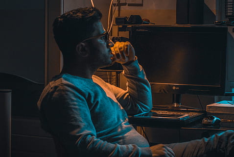 nerway, Irak, eine Person, drinnen, junge Männer, halten, echte Menschen, Seitenansicht, junger Erwachsener, Taille hoch, Legere Kleidung, Technologie, Essen und Trinken, Männer, Tabelle, Lebensstile, Erwachsene, beleuchtet, Sitzung, Freizeitbeschäftigung, Möbel, Profilansicht, 4K, CC0, gemeinfrei, lizenzfrei