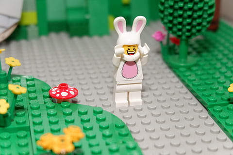 Osterhase, Ostern, Hase, Frühling, Lego, Ostergeschichte, Darstellung, Tabelle, drinnen, grüne Farbe, keine Leute, Glück, Kunst, Kultur und Unterhaltung, menschliche Darstellung, Figur, Glücksspiel, Nahansicht, High Angle View, mehrfarbig, Freizeitbeschäftigung, Stillleben, Urlaub, Spielzeug, Entspannung, 5K, CC0, gemeinfrei, lizenzfrei