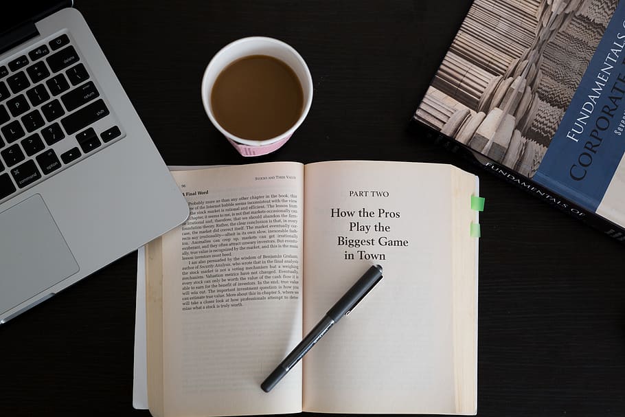llibres, lectura, aprenentatge, bolígraf, MacBook, portàtil, ordinador, negocis, Finances, escriptori, cafè, treball, beure, tassa, cafè - beguda, tassa de cafè, refresc, taula, menjar i beguda, publicació, llibre, comunicació, directament a sobre, text, natura morta, a l'interior, paper, tecnologia sense fils, cap gent, teclat, bloc de notes, 5K