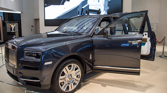 grå køretøj, dæk, bil, køretøj, automobil, transportmidler, hjul, maskine, bilhjul, talte, legeringshjul, sedan, kofanger, limo, sUV, jeep, bygning, sportsvogn, coupe, Bilforhandler, hjulkapsel, land køretøj, transportform, motor køretøj, arkitektur, stationær, bygget struktur, by, dag, detail, kunde, bygning udvendig, afspejling, udendørs, vintage bil, showroom, rejse, 5K, CC0, offentligt domæne, royaltyfrie