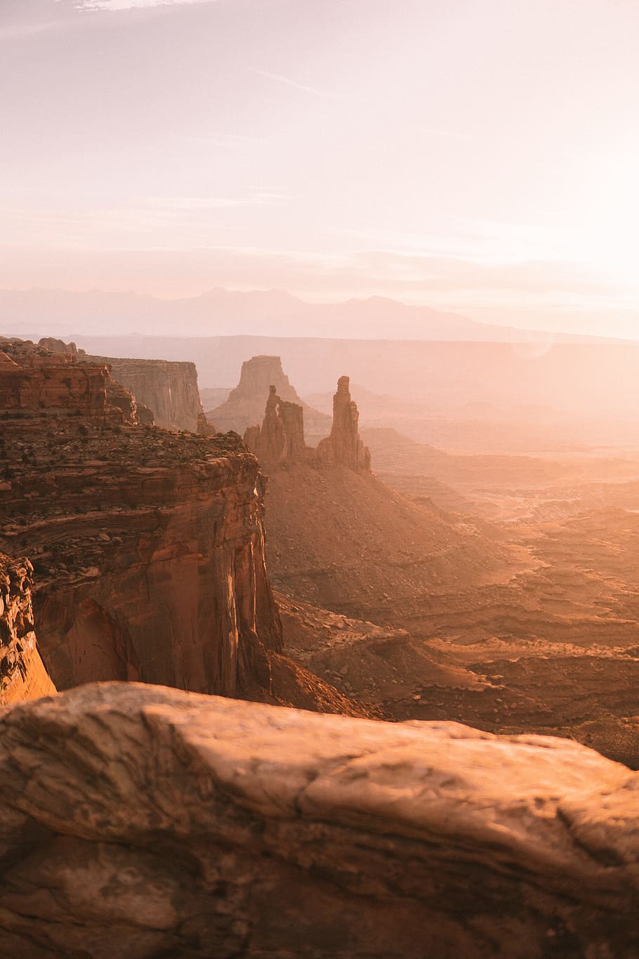 marró, formació de roca, durant el dia, desert, rock, redrock, capa, paisatge, a l'aire lliure, llum solar, viatjar, daurat, arc, utah, sud-oest, oest, muntanya, sortida del sol, posta de sol, naturalesa, boirina, flamarada, destinació, escenics - natura, tranquil·litat, escena tranquil·la, bellesa a la natura, medi ambient, cel, rock - object, escena no urbana, sòlid, destinacions de viatge, cap gent, idíl·lic, geologia, clima àrid, clima, erosionat, 5K