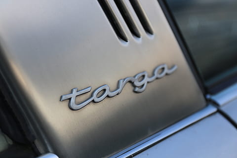 Alemanha, Schenefeld, ehs.media, aço, rótulo, Porsche 911, vício, cobertura, logotipo, Porsche, targa, texto, comunicação, roteiro ocidental, ninguém, fechar-se, metal, visão de alto ângulo, dia, dentro de casa, única palavra, focar em primeiro plano, ainda vida, modo de transporte, janela, o negócio, carro, foco seletivo, vidro - material, veículo motorizado, prateado colorido, mensagem, 5K, CC0, domínio público, royalty free