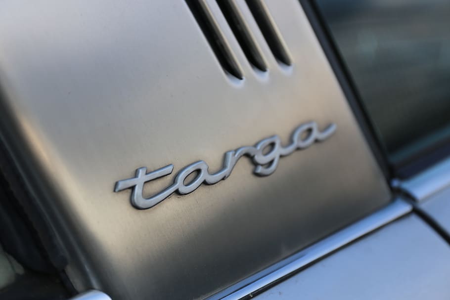Alemanya, schenefeld, ehs.media, acer, etiqueta, porsche 911, adicció, sostre, logotip, porsche, targa, text, comunicació, guió occidental, cap gent, primer pla, metall, vista d’angle alt, dia, a l'interior, sola paraula, centrar-se en primer pla, natura morta, manera de transport, finestra, negocis, cotxe, enfocament selectiu, vidre - material, automòbil, color plata, missatge, 5K