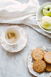 Schüssel, Äpfel, Teller, Kekse, Teetasse, gebacken, Getränk, Brot, Nahansicht, köstlich, Genießer, Lebensmittel, Früchte, gesund, hausgemacht, heisses Getränk, Mahlzeit, Ernährung, Gebäck, Stillleben, lecker, Tee, Essen und Trinken, High Angle View, gesundes Essen, Wohlbefinden, Frische, drinnen, Tabelle, direkt darüber, Tasse, Erfrischung, keine Leute, Becher, Obst, fertig für den Verzehr, Bett, Frühstück, Geschirr, Tablett, 5K, CC0, gemeinfrei, lizenzfrei