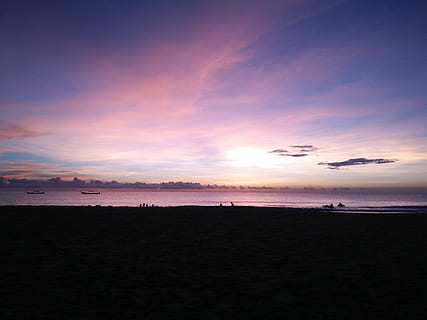 zdjęcie morza, zachód słońca, plaża, łodzie, chmury, wieczór, krajobraz, Natura, ocean, sceniczny, morze, pejzaż morski, pobrzeże, niebo, woda, fale, scenics - natura, spokój, wylądować, chmura - niebo, piękno natury, spokojna scena, horyzont nad wodą, horyzont, zmierzch, żadnych ludzi, idylliczny, dramatyczne niebo, piasek, na dworze, 2K, CC0, domena publiczna, darmowe zdjęcia