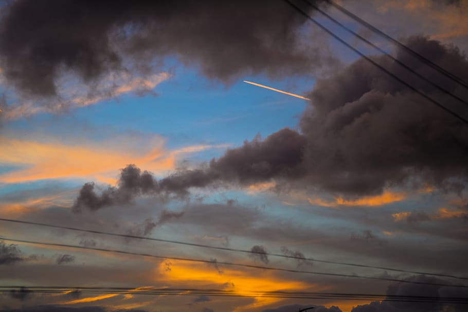 sollys, skyer, glød, Sunglow, sky - himmel, himmel, solnedgang, orange farve, ingen mennesker, natur, skønhed i naturen, scenics - natur, lav vinkel visning, udendørs, rolig scene, miljø, arkitektur, skumring, dramatisk himmel, ro, dampspor, bygget struktur, bygning udvendig, forurening, 4K