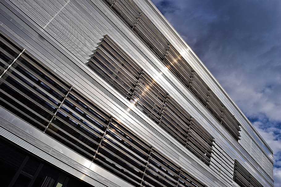 arquitectura, gratacels, modern, façana, edifici, düsseldorf, ciutat, arquitectura moderna, edifici modern, centre de la ciutat, edifici modern d’altura, finestra, casa moderna, façana de la casa, edifici d'oficines, horitzó, metall, alumini, urbà, blau, cel, estructura construïda, exterior de l'edifici, núvol - cel, vista d’angle baix, cap gent, dia, naturalesa, a l'aire lliure, oficina, exterior d’edifici d’oficines, inclinació, llum solar, vidre - material, patró, alçada, 5K