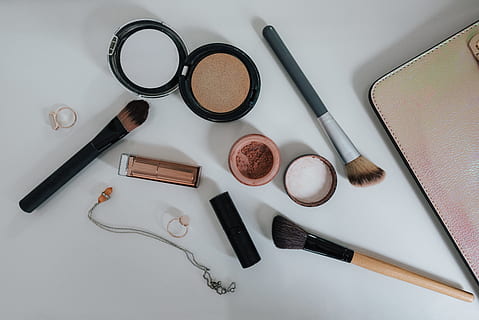 plano, laico, fotografía, pinceles de maquillaje, compactos, sonrojo, cepillo, composición, tocador, sombra, preparándose, maquillaje, oficina, polvo, conjunto, herramientas, naturaleza muerta, producto de belleza, vista de alto ángulo, adentro, brocha de maquillaje, nadie, directamente arriba, lápiz labial, mesa, Fondo blanco, elección, variación, belleza, Moda, rubor - maquillaje, foto de estudio, polvos para la cara, accesorio personal, cuidado del cuerpo y belleza, delineador de ojos, 5K