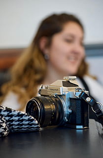 càmera, electrònica, humà, persona, corretja, càmera digital, somriu, nikon, retro, vintage, dona, fotografia, nikkormat, dit, lent de la càmera, roda d'aliatge, roda, va parlar, màquina, càmera de vídeo, temes de fotografia, càmera - equip fotogràfic, equip fotogràfic, una persona, tecnologia, fotografiar, retrat, dones, a l'interior, centrar-se en primer pla, adult, activitat, celebració, somrient, activitat d'oci, estils de vida, càmera slr, fotògraf, pentinat, 5K, CC0, domini públic, lliure de regalies
