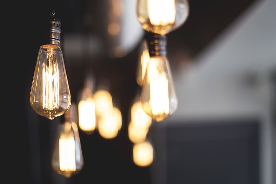 Halogenlampen, Lichtanlage, die Glühbirne, Elektrizität, beleuchtet, Glühfaden, elektrisches Licht, Licht, Fokus auf den Vordergrund, glühend, keine Leute, Glas - Material, drinnen, Nahansicht, Licht - natürliches Phänomen, Technologie, hängend, Kraftstoff- und Stromerzeugung, selektiver Fokus, transparent, elektrische Lampe, Glas, elektrische Ausrüstung, Netzteil, 4K