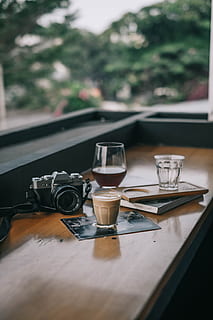 schwarz, Kamera, braun, Tabelle, Tasse, Kaffee, Latté, Geschäft, Cafe, Bokeh, verwischen, Glas, spiegellos, fuji, Fuji-Film, Minimalismus, Bohne, Baristum, Latte Art, flach weiß, Capuccino, Espresso, Kaffee trinken, Technologie, Kamera - Fotoausrüstung, Retro-Stil, altmodisch, modern, Schreibtisch, Holz - Material, Computer, Laptop, keine Leute, draußen, Ausrüstung, Getränk, Lebensstile, 4K, CC0, gemeinfrei, lizenzfrei