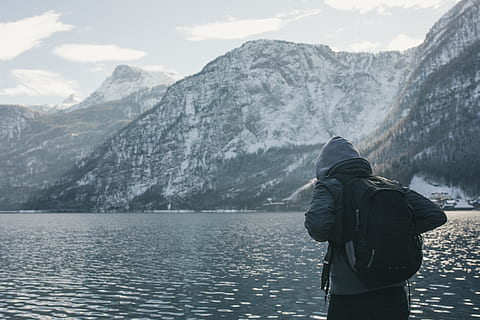 om purtând rucsac, Munte, scenice - natura, frumusețe în natură, o persoana, oameni adevărați, vedere din spate, Activitatea de agrement, stiluri de viață, activitate, scenă non-urbană, lac, permanent, de munte, apă, trei sferturi de lungime, o scenă liniștită, iarnă, haine calde, în aer liber, capota - îmbrăcăminte, Privind la vedere, un munte acoperit de zăpadă, 5K, CC0, domeniu public, fără drepturi de autor