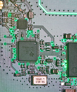 elettronica, chip elettronico, hardware, computer, computer hardware, processore, tecnologia, server, oscilloscopio, cablaggio, modem, bussola, tastiera, tastiera del computer, router, adattatore, registratore, telecomando da gioco, GPS, diagramma, scheda di circuito, chip del computer, industria elettronica, connessione, complessità, attrezzatura, attrezzatura informatica, nessuno, colore verde, industria, scheda madre, scienza, in casa, comunicazione, controllo, fotogramma intero, direttamente sopra, sfondi, componente elettrico, comunicazioni globali, materiale elettrico, 4K, CC0, dominio pubblico, privo di copyright