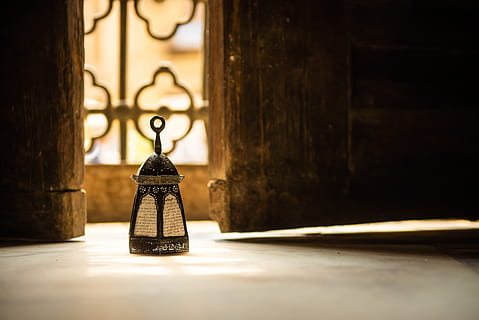 Ramadan, Laterne, Ägypten, drinnen, keine Leute, Lichtanlage, Fokus auf den Vordergrund, einzelnes Objekt, Holz - Material, Nahansicht, die Architektur, Tabelle, selektiver Fokus, alt, Metall, Gebäude, Tag, Fenster, beleuchtet, gebaute Struktur, Religion, aufwendig, Antiquität, elektrische Lampe, 5K, CC0, gemeinfrei, lizenzfrei