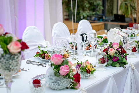 bryllup, feiring, bord, oppsett, blomst, klut, listene, design, vin, glass, servise, stoler, blomstrende plante, anlegg, bukett, blomsterdekorasjon, begivenhet, natur, ordning, dekorasjon, livshendelser, bryllupsfeiring, friskhet, ingen folk, skjønnhet i naturen, Rose blomst, dag, rose, blomsterhodet, vielsen, innstilling, bryllupskake, 5K, CC0, offentlig domene, opphavsrett gratis