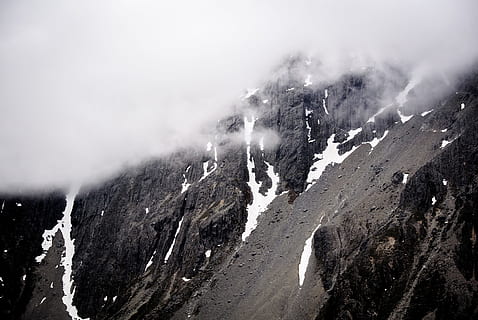 sort, hvid, bjerg, overskyet, himmel, bjergside, Sky, klippe, sten-, is, udendørs, vandretur, vandring, bjergbestigning, eventyr, vinter, sne, grøn, natur, klatring, dis, tåge, tåget, New Zealand, bjergtop, landskab, scenics, europæiske alper, rock-objekt, bjergkæde, højt op, rejse, koldtemperatur, gletscher, skønhed i naturen, Europa, ingen mennesker, Schweiz, sæson, bakke, dag, blå, sky - himmel, dal, Skov, ekstremt terræn, 4K, CC0, offentligt domæne, royaltyfrie