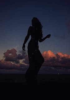 silhouette, donna che balla, retroilluminato, nuvole, buio, alba, cielo drammatico, crepuscolo, sera, ragazza, paesaggio, luce, colpo basso angolo, all'aperto, persona, panoramico, riva del mare, cielo, skyscape, luci di stringa, tramonto, donna, una persona, nuvola - cielo, stili di vita, in piedi, persone reali, attività di svago, adulto, scenics - natura, donne, terra, bellezza nella natura, mare, natura, la tranquillità, spiaggia, acqua, acconciatura, 5K, CC0, dominio pubblico, privo di copyright