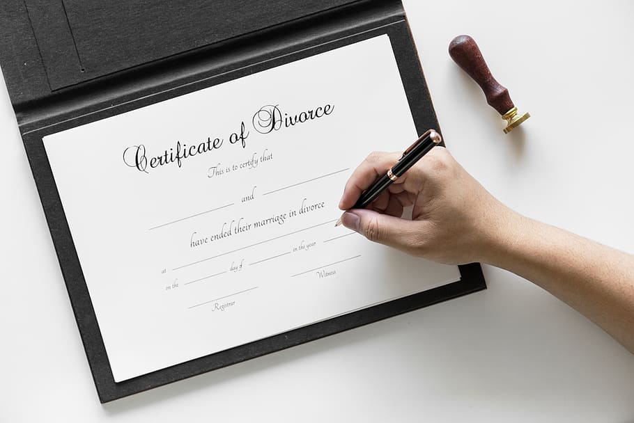 persona, celebració, negre, ploma de torsió, assenyalant, blanc, paper de la impressora, en blanc, divorci, document, mans, a l'interior, Llei, legal, oficial, bolígraf, signe, dividir, segell, fons blanc, escriure, mà humana, mà, part del cos humà, una persona, text, vista d’angle alt, comunicació, guió occidental, paper, planificació, persones reals, adult, instrument d’escriptura, taula, part del cos, dit, extremitat humana, 1080P