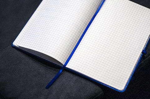 carnet, bloc-notes, papier, affaires, Bureau, travail, livre, publication, bloc note, éducation, à l'intérieur, page, fermer, personne, nature morte, vue grand angle, blanc, ouvrir, couleur blanche, apprentissage, table, stylo, prise de vue en studio, espace de copie, deux objets, fond noir, en train d'étudier, cahier de texte, 4K