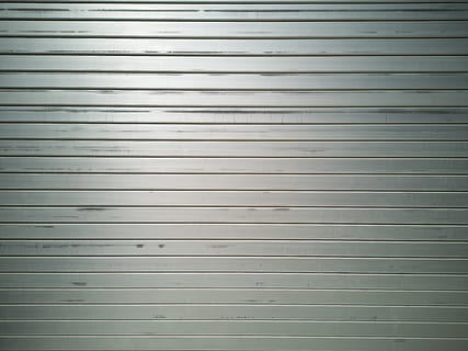cancello grigio, alluminio, chiuso, dettaglio, cancello, metallo, otturatore, modello, sfondi, strutturato, nessuno, color argento, a strisce, fotogramma intero, ripetizione, avvicinamento, caratteristica della parete, astratto, sicurezza, protezione, giorno, ferro ondulato, di fila, ferro, ondulato, effetto strutturato, acciaio, lega, 5K, CC0, dominio pubblico, privo di copyright