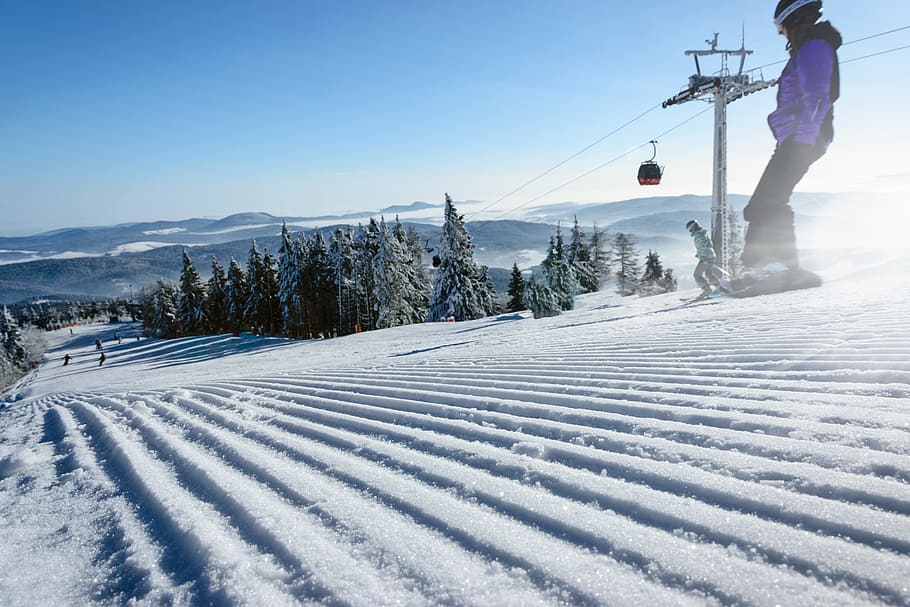 fotografia, persona amb gel, patinatge, actiu, alpí, telefèric, fred, la llum del dia, durant el dia, costa avall, gelades, congelat, Resort, temporada, esquiar, telecadira, estació d'esquí, pista d'esquí, pendent, neu, snowboard, surf de neu, nevat, esport, hivern, temperatura de fred, cel, naturalesa, Color blanc, muntanya, bellesa a la natura, cobertura, escenics - natura, dia, terra, persones reals, camp, esport d'hivern, arbre, activitat d'oci, planta, muntanya nevada, a l'aire lliure, electricitat, 5K