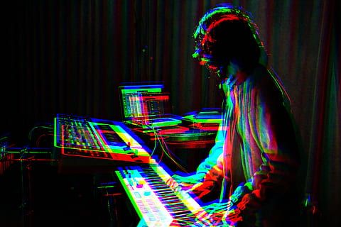mand, spille, elektronisk, tastatur, en person, belyst, indendørs, kunstkultur og underholdning, multi farvet, voksen, ung voksen, teknologi, sidebillede, lang eksponering, studio skud, lys - naturligt fænomen, musik, bevægelse, nat, ydeevne, stående, glødende, taljen op, frisure, natteliv, laser, profilvisning, digital komposit, 5K, CC0, offentligt domæne, royaltyfrie