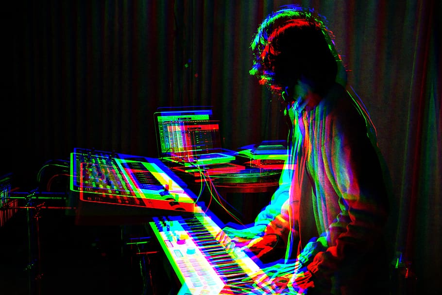 mand, spille, elektronisk, tastatur, en person, belyst, indendørs, kunstkultur og underholdning, multi farvet, voksen, ung voksen, teknologi, sidebillede, lang eksponering, studio skud, lys - naturligt fænomen, musik, bevægelse, nat, ydeevne, stående, glødende, taljen op, frisure, natteliv, laser, profilvisning, digital komposit, 5K