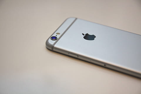 tér, szürke, iphone 6, alma, mobiltelefon, eszköz, elektronika, iphone, iphone 6s, hordozható számítógép, telefon, okostelefon, csendélet, technológia, kapcsolat, vezeték nélküli technológia, közlés, fedett, okos telefon, közelkép, nem ember, hordozható információs eszköz, egyetlen objektum, hordozhatóság, stúdió felvétel, asztal, két tárgy, digitális tábla, másolási hely, egyszerűség, képernyő, folyadékkristályos kijelző, 4K, CC0, közkincs, jogdíjmentes