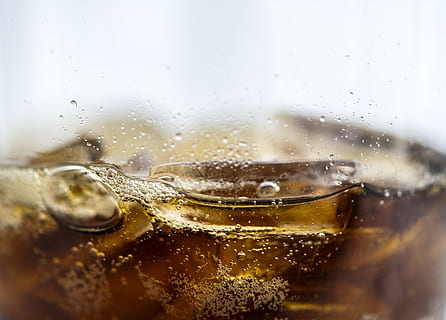 baggrund, drik, boble, koffein, kulsyreholdige, kulsyreholdige drikkevarer, dansk vand, tæt på, cola, kold, kold drink, dehydrering, drikke, brusende, forfriskning, mad og drikke, ingen mennesker, indendørs, husholdningsudstyr, glas - materiale, drikkeglas, glas, vand, våd, dråbe, selektiv fokusering, kold temperatur, gennemsigtig, alkohol, natur, friskhed, 4K, CC0, offentligt domæne, royaltyfrie