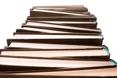 con2011, llibre, coneixement, literari, literatura, nou, objecte, llibre de text, saviesa, pila, fons blanc, gran grup d'objectes, a l'interior, cap gent, tir de l'estudi, natura morta, tallar, primer pla, grup d'objectes, centrar-se en primer pla, ordre, Munt, publicació, arranjament, marró, paper, llibre de tapa dura, 4K, CC0, domini públic, lliure de regalies