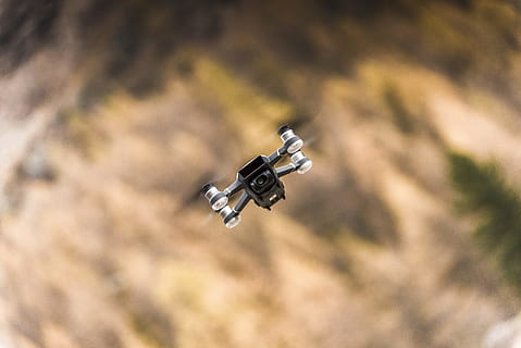 repülő fekete drone, technológia, repülő, felügyelet, levegőben, zümmög, fotózás témák, Biztonság, fényképezőgép - fényképészeti berendezések, médiaeszközök, nem ember, futurisztikus, mozgás, természet, lencse - optikai eszköz, tudomány, ellenőrzés, biztonsági kamera, szabadban, otthoni videokamera, napfény, film forgatás, videó-, nagy testvér - orwelli koncepció, 5K, CC0, közkincs, jogdíjmentes