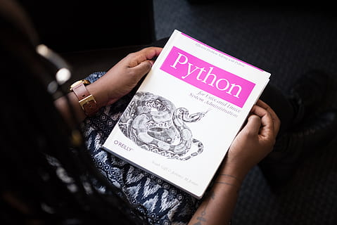 Python grāmata, pieaugušais, kodētājs, attīstītājs, izglītību, no augšas, rokas, telpās, mācīšanās, Piezīme, programmētājs, pītons, sieviete, cilvēka roku, viens cilvēks, roka, cilvēka ķermeņa daļa, komunikāciju, tuvplāns, saimniecība, tekstu, augsts leņķa skats, selektīvu fokusu, dzīvesveidu, sievietēm, pārstāvība, reāliem cilvēkiem, ķermeņa daļa, pirkstu, rietumu skripts, 5K, CC0, publiskais domēns, bez atlīdzības