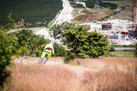 mtb, architektura, roślina, na zewnątrz budynku, zbudowana struktura, drzewo, dzień, Natura, pole, wylądować, Góra, budynek, na dworze, Miasto, prawdziwi ludzie, wzrost, transport, ludzie, pełna długość, mężczyźni, mundur, 1080P, CC0, domena publiczna, darmowe zdjęcia