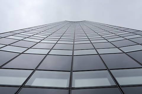 glas, vindue, sti, smal, kurve, konvergerende, arkitektur, linje, bygget struktur, bygning udvendig, kontorbygning udvendig, bygning, by, lav vinkel visning, glas - materiale, himmel, kontor, moderne, ingen mennesker, høj - høj, skyskraber, geometrisk form, mønster, tårn, dag, afspejling, udendørs, direkte under, 4K, CC0, offentligt domæne, royaltyfrie