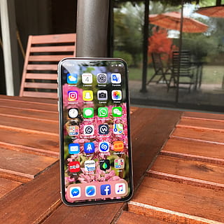 Tabelle, Apfel, iphone, iphone x, Apps, Startbildschirm, Telefon, mehrfarbig, Holz - Material, Wahl, Variation, Fokus auf den Vordergrund, drinnen, keine Leute, Kommunikation, Nahansicht, Technologie, große gruppe von gegenständen, Stillleben, kabellose Technologie, Tag, tragbares Informationsgerät, Text, Kreativität, Smartphone, 2K, CC0, gemeinfrei, lizenzfrei