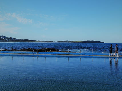 Austrália, dee porque, agua, céu, beleza na natureza, azul, mar, natureza, beira-mar, scenics - natureza, dia, cena tranquila, terra, tranquilidade, de praia, copie o espaço, arquitetura, grupo de pessoas, ao ar livre, pessoas reais, reflexão, 2K, CC0, domínio público, royalty free