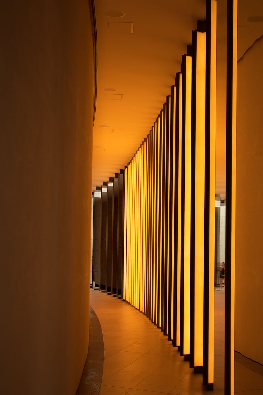 pared pintada de color beige, adentro, corredor, arcada, arquitectura, nadie, ausencia, dirección, el camino a seguir, iluminado, edificio, estructura construida, equipo de iluminación, vacío, en una fila, pared - característica de la construcción, Entrada, columna arquitectonica, perspectiva decreciente, abierto, amarillo, techo, 5K