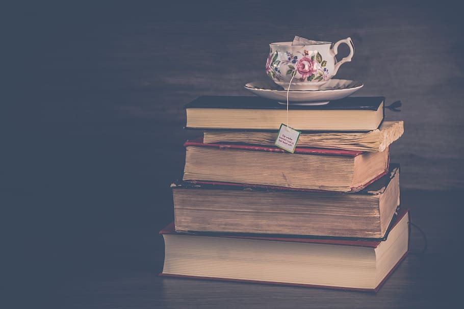 pila, endurit, llibres, blanc, rosa, floral, ceràmica, tassa de te, plat, borrós, pila de llibres, tassa, te, bossetes de te, llibre, publicació, a l'interior, taula, educació, material de fusta, natura morta, gran grup d'objectes, cap gent, saviesa, literatura, vell, experiència, tir de l'estudi, aprenentatge, paper, Caixa, representació, llibre de tapa dura, 5K