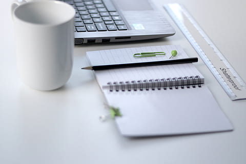 blanc, table, règle, carnet, crayon, épingle, agresser, tasse, portable, école, éducation, esthétique, affaires, Technologie sans fil, La technologie, ordinateur, la communication, lien, personne, clavier, équipement informatique, à l'intérieur, nature morte, stylo, meubles, clavier d'ordinateur, mise au point sélective, Bureau, bloc note, 5K, CC0, domaine public, libre de droits