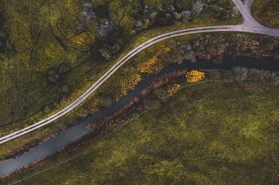 arbres de fulles verdes, naturalesa, a l'aire lliure, paisatge, vista aèria, fons, fons de l’ordinador, fons de pantalla HD, fons de HD, fons frescos, tumblr backgrounds, fons de pantalla, Dinamarca, ranum, viborgvej 470, llac, drone, color, arbres, mavic 2, arbre, planta, tranquil·litat, bellesa a la natura, carretera, escenics - natura, escena tranquil·la, cap gent, transport, dia, creixement, escena no urbana, vista d’angle alt, terra, medi ambient, tardor, bosc, 5K
