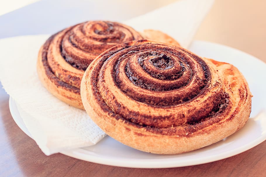kanelsnegl, plade, bageri, bagning, brød, chokolade, kanel, tæt på, kakao, lækker, mad, kager, bagværk, velsmagende, mad og drikke, sødt mad, bagt, friskhed, dessert, klar til at spise, sød, indendørs, overbærenhed, ingen mennesker, fristelse, bord, Brun, stilleben, usund spisning, spiralformet, fransk mad, snack, morgenmad, 2K