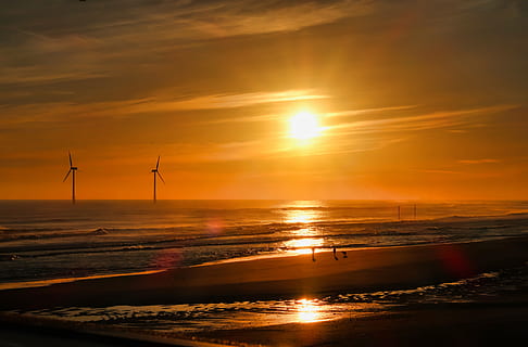 meri auringon noustessa, ranta, Blyth, pilviä, valjeta, koira, kultainen, kultainen tunti, maisema, Pohjanmeri, northumberland, ihmiset, hiekka, meri, merimaisema, merenranta, kuvastua, taivas, aurinko, auringonnousu, vesi, aallot, tuulimyllyt, auringonlasku, turbiini, tuuliturbiini, polttoaineen ja sähköntuotantoon, uusiutuva energia, tuulivoima, ympäristönsuojelu, vaihtoehtoinen Energia, maisemat - luonto, ympäristö, kauneus luonnossa, oranssi väri, tyyneys, luonto, rauhallinen kohtaus, pilvi - taivas, ei ihmisiä, ulkona, kestäviä resursseja, kirkas, 5K, CC0, public domain, rojaltivapaa