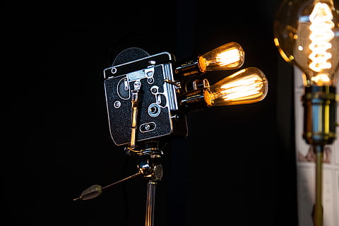 klassische schwarze Kamera, Licht, Kamera, Lampe, Birne, Glühbirnen, Beleuchtung, Maschine, Film, Aufzeichnung, cool, Design, Jahrgang, alt, Elektronik, Stativ, die Glühbirne, Bühne, LED, Videokamera, Kunst, Kultur und Unterhaltung, Technologie, keine Leute, drinnen, Nahansicht, Musik-, Studioaufnahme, schwarzer Hintergrund, Lichtanlage, Musikinstrument, Kommunikation, beleuchtet, Fokus auf den Vordergrund, Ausrüstung, Metall, Eingabegerät, Text, einzelnes Objekt, Mikrofon, 5K, CC0, gemeinfrei, lizenzfrei