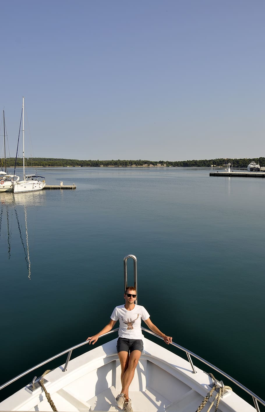 Croàcia, pula, paio, home, vaixell, iot, adriatic, estiu, port, relaxa't, veure, vela, aigua, vaixell nàutic, transport, una persona, estils de vida, activitat d'oci, persones reals, manera de transport, mar, naturalesa, dia, roba casual, cel, bellesa a la natura, vista frontal, llum solar, adult jove, a l'aire lliure, veler, 4K